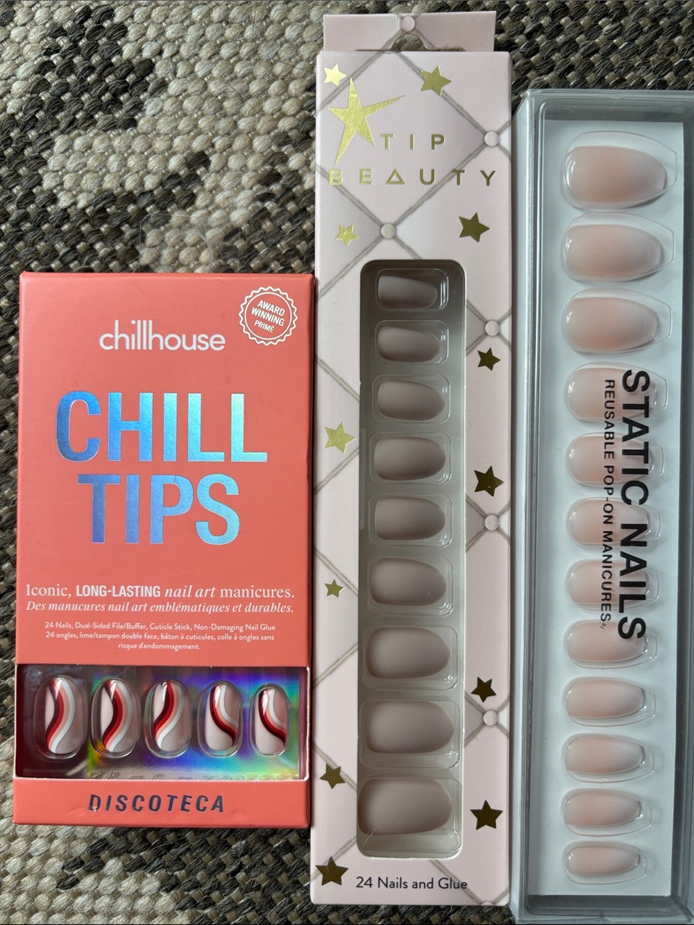 Lot of 3 glue on nails. Neutral colors.
Chill Tips, Tip Beauty, Static Nails